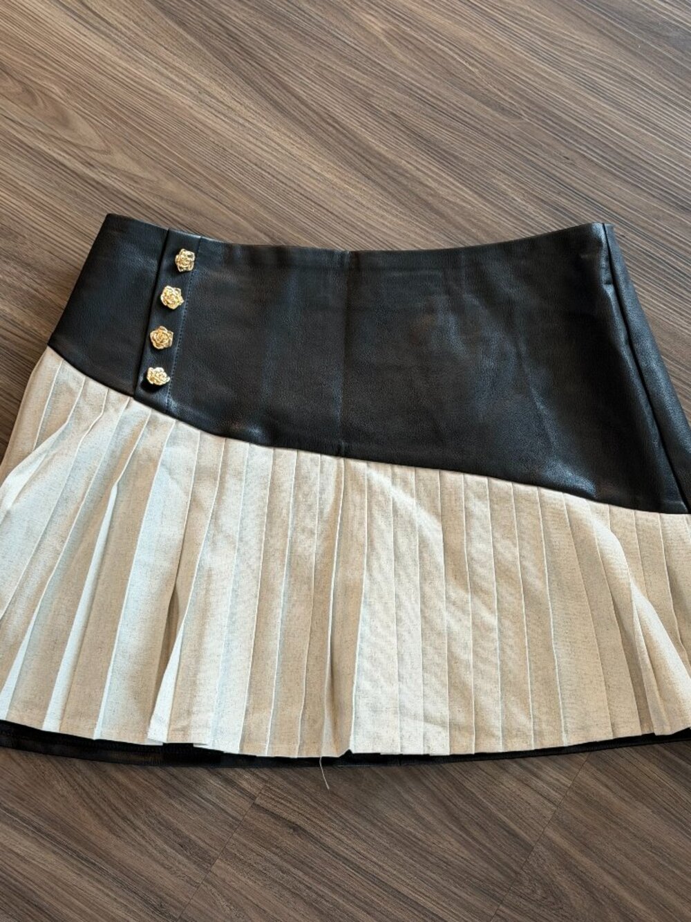 Commense Black Faux Leather Pleated Mini Skirt Gold Rose Buttons